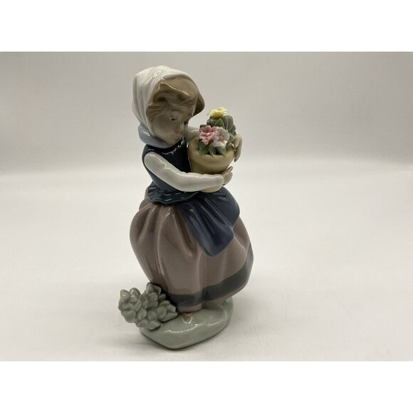 Vintage Lladro Spring Is Here Girl With Basket of Flowers 6.75" Figurine #5223 - Picture 15 of 16